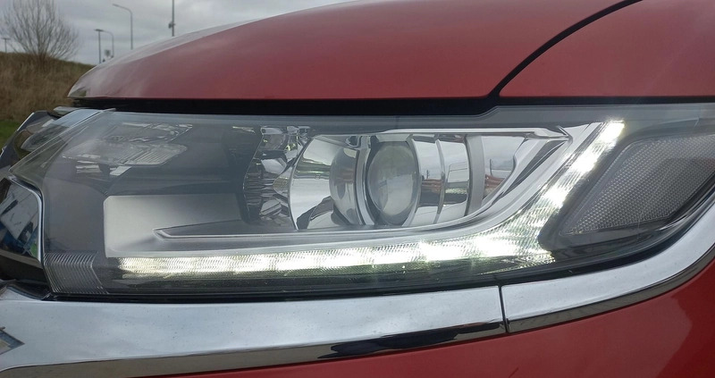 Mitsubishi Outlander cena 67900 przebieg: 143772, rok produkcji 2016 z Dobra małe 379